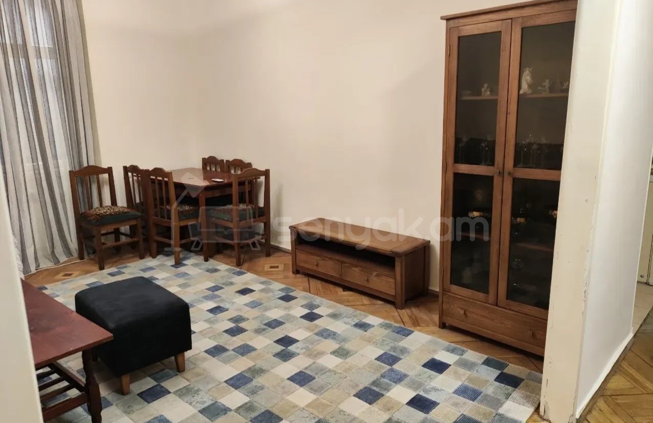 3 Սենյականոց Բնակարան Քարե Շենքում, 70քմ, 2/4 հարկ, Նորմալ Վիճակում