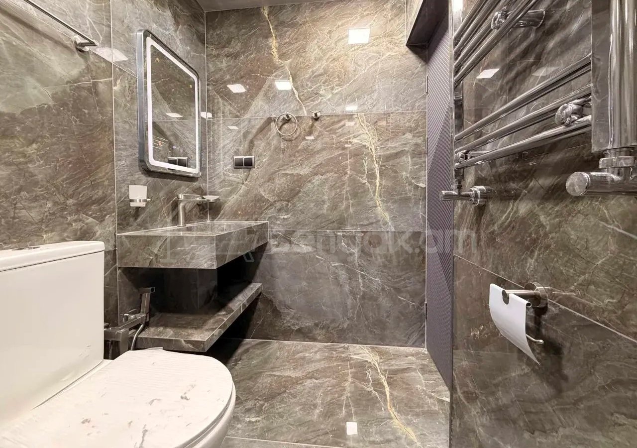 3 Սենյականոց Բնակարան Քարե Շենքում, 74քմ, 1/5 հարկ, Կապիտալ Վերանորոգված