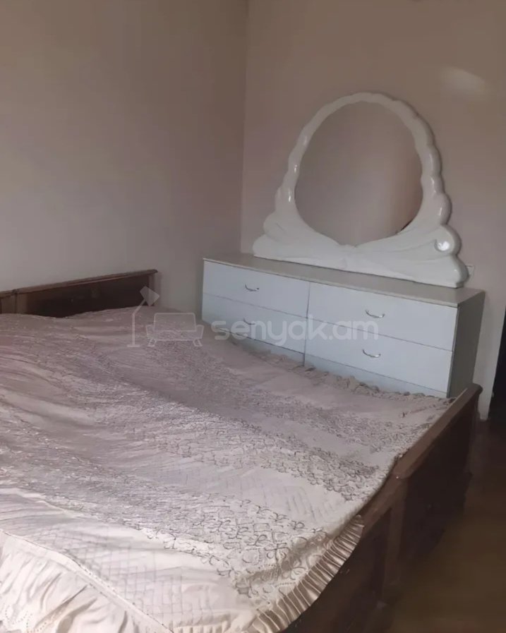 3 Սենյականոց Բնակարան Քարե Շենքում, 85քմ, 4/4 հարկ, Նորմալ Վիճակում, Կահավորված