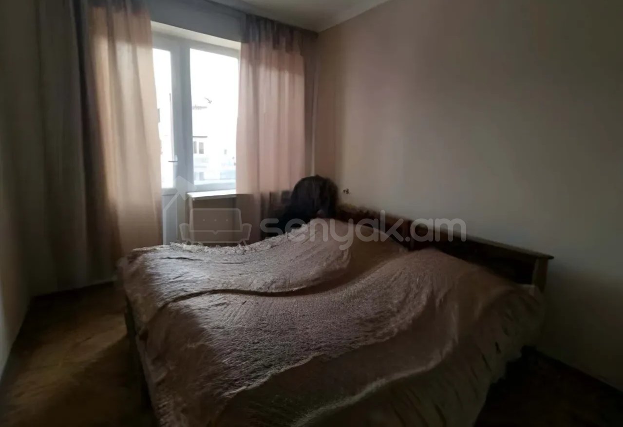 3 Սենյականոց Բնակարան Քարե Շենքում, 85քմ, 4/4 հարկ, Նորմալ Վիճակում, Կահավորված