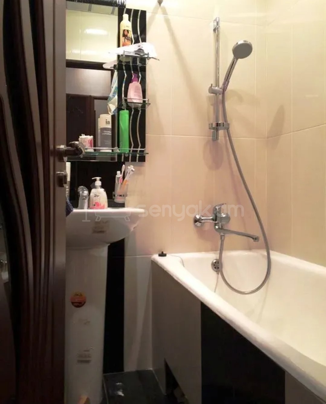 3 Սենյականոց Բնակարան Քարե Շենքում, 62քմ, 4/5 հարկ, Կապիտալ Վերանորոգված