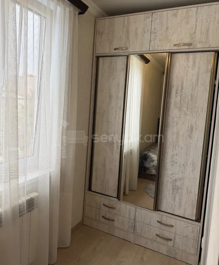 1 Սենյականոց Բնակարան Քարե Շենքում, 44քմ, 5/5 հարկ, Կապիտալ Վերանորոգված