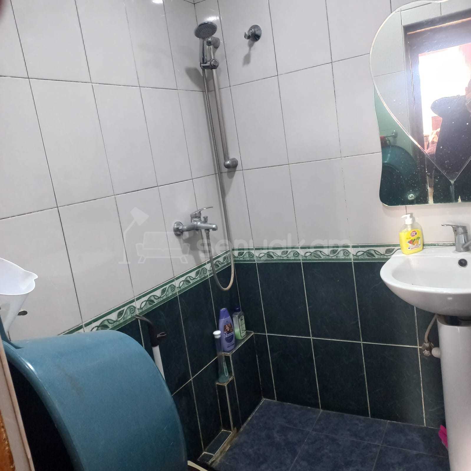 2 Սենյականոց Բնակարան Քարե Շենքում, 55քմ, 5/5 հարկ, Կապիտալ Վերանորոգված