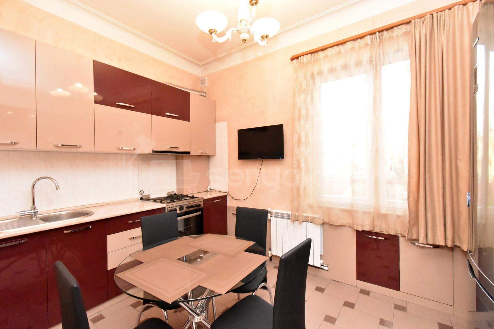 3 Սենյականոց Բնակարան Քարե Շենքում, 82քմ, 4/5 հարկ, Կապիտալ Վերանորոգված, Կահավորված