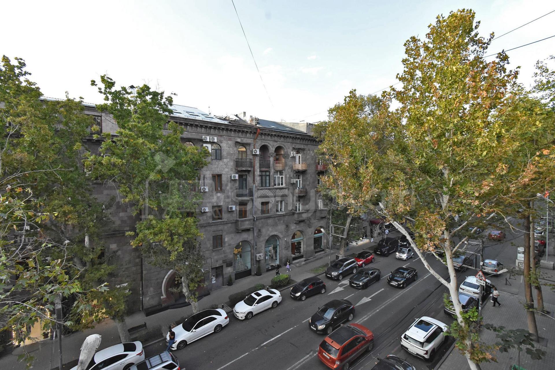 3 Սենյականոց Բնակարան Քարե Շենքում, 82քմ, 4/5 հարկ, Կապիտալ Վերանորոգված, Կահավորված