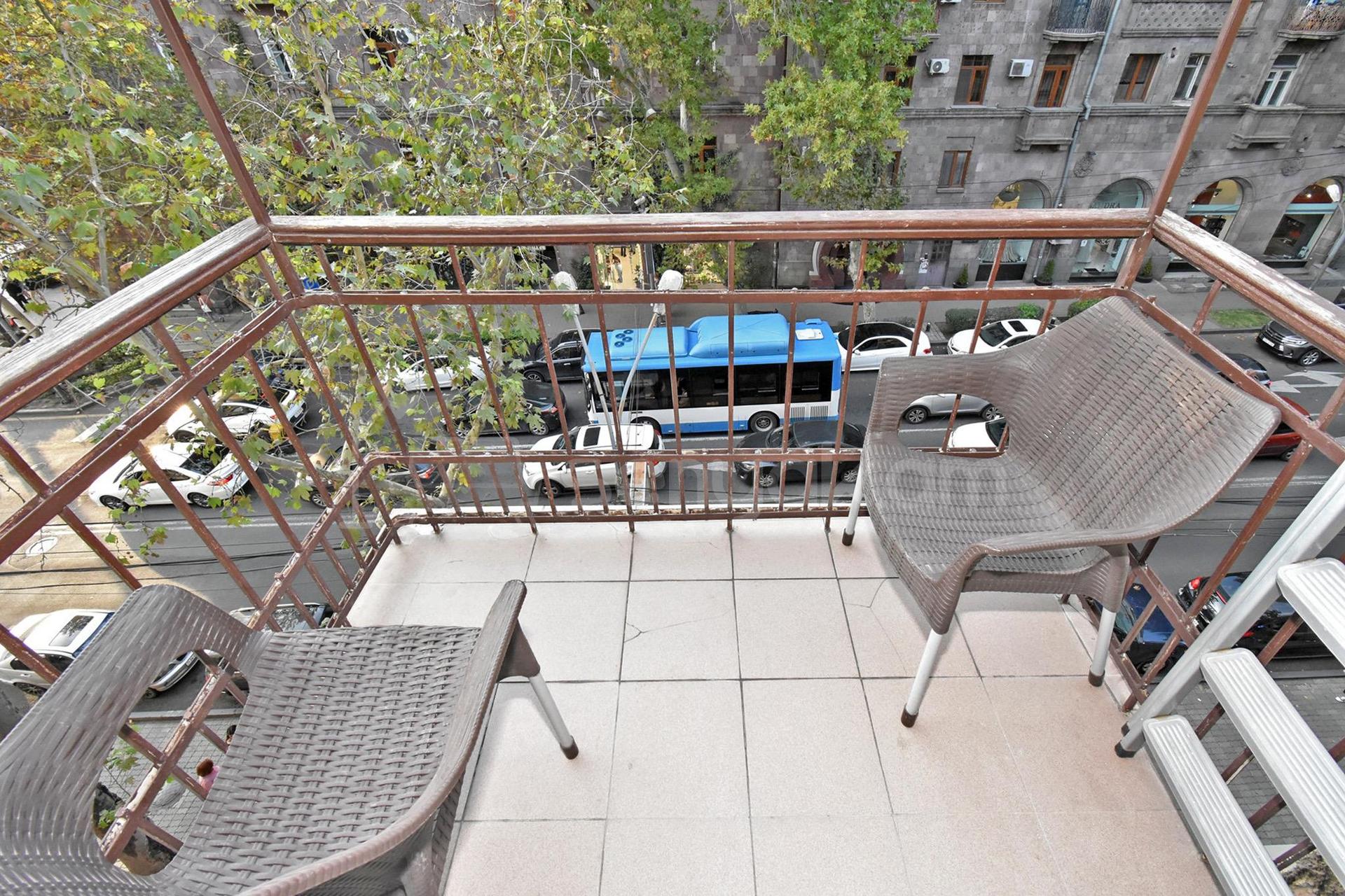 3 Սենյականոց Բնակարան Քարե Շենքում, 82քմ, 4/5 հարկ, Կապիտալ Վերանորոգված, Կահավորված