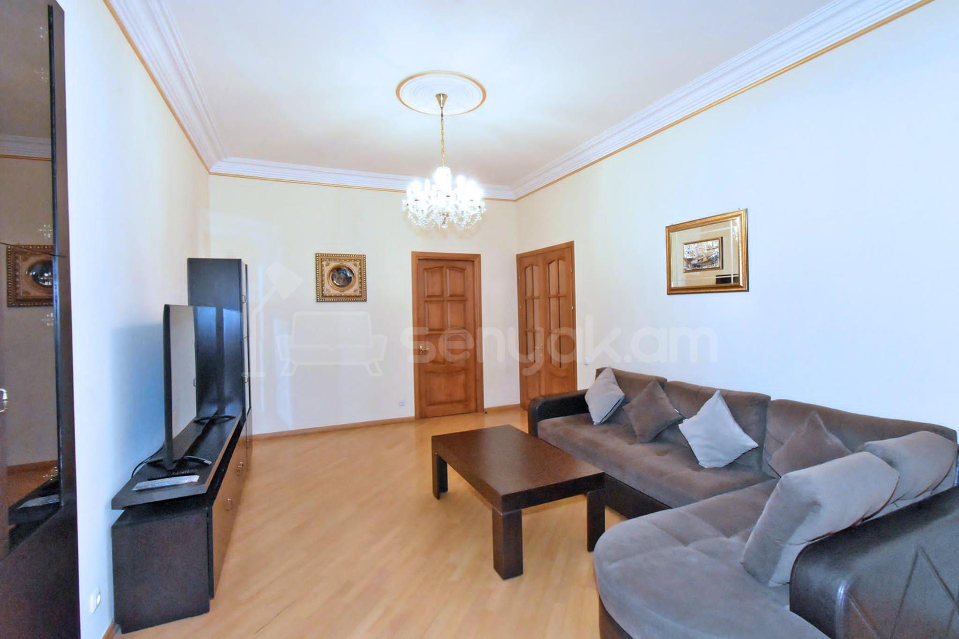 3 Սենյականոց Բնակարան Քարե Շենքում, 82քմ, 4/5 հարկ, Կապիտալ Վերանորոգված, Կահավորված