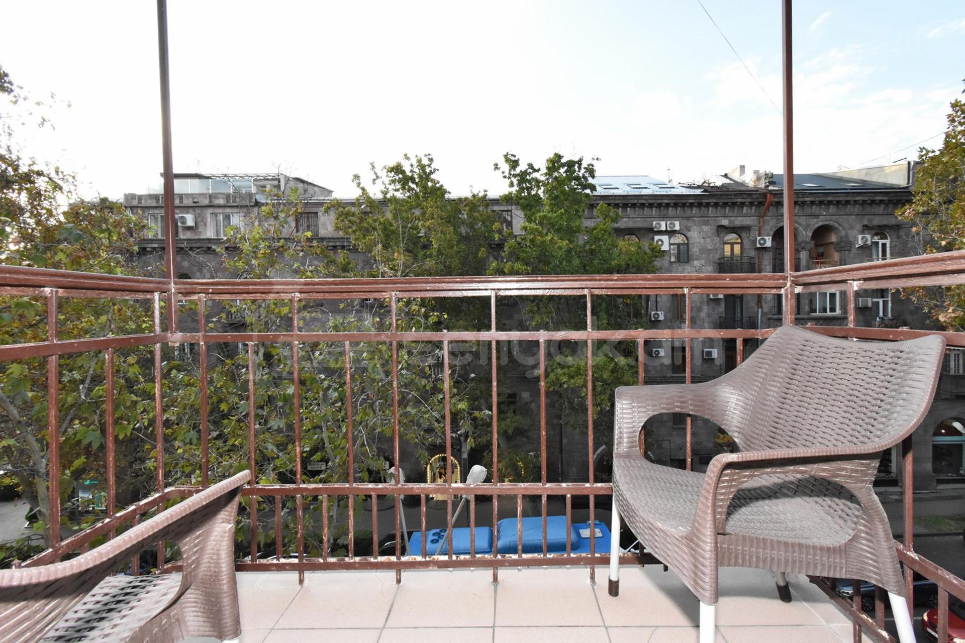 3 Սենյականոց Բնակարան Քարե Շենքում, 82քմ, 4/5 հարկ, Կապիտալ Վերանորոգված, Կահավորված