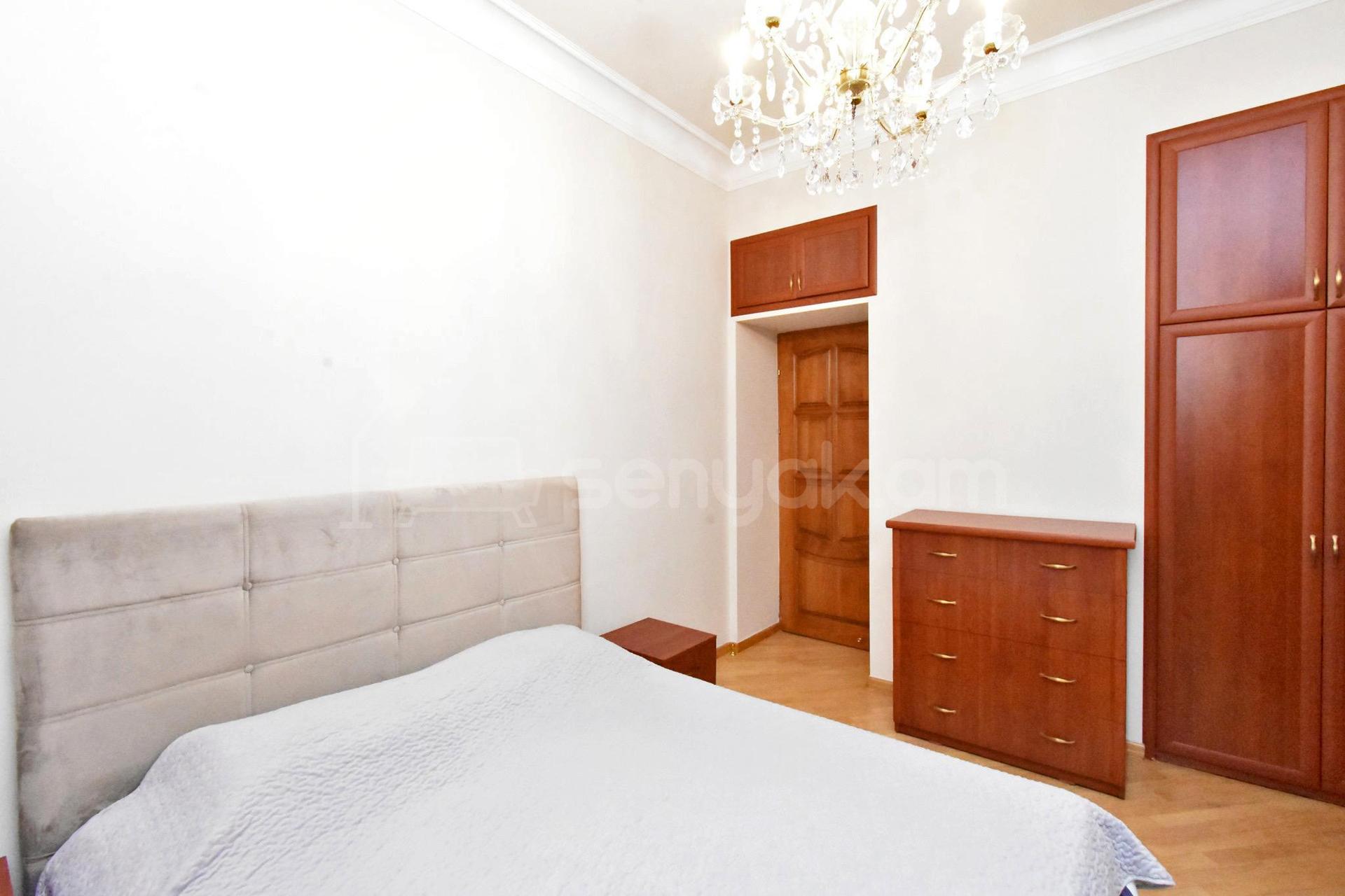 3 Սենյականոց Բնակարան Քարե Շենքում, 82քմ, 4/5 հարկ, Կապիտալ Վերանորոգված, Կահավորված