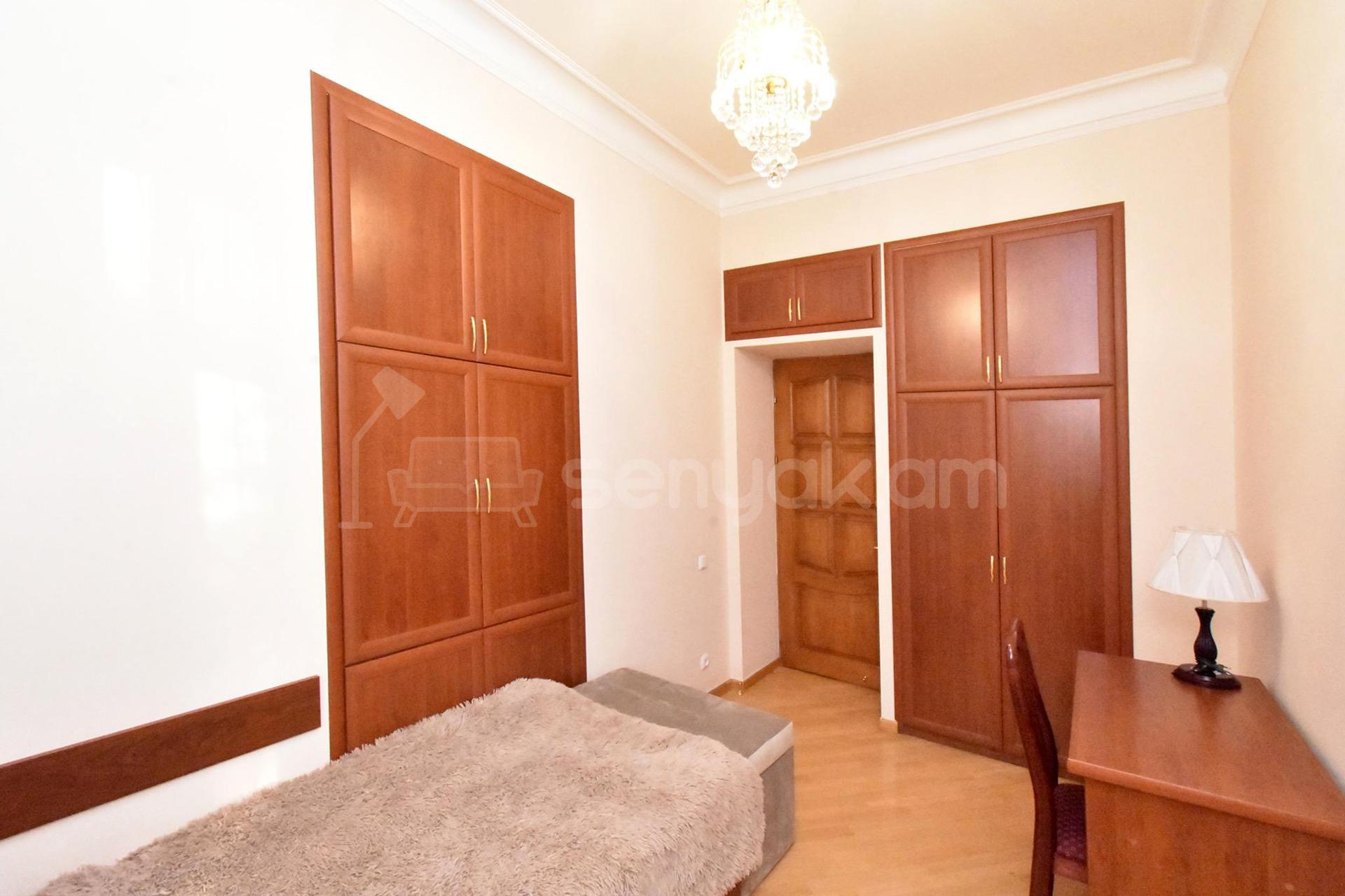 3 Սենյականոց Բնակարան Քարե Շենքում, 82քմ, 4/5 հարկ, Կապիտալ Վերանորոգված, Կահավորված