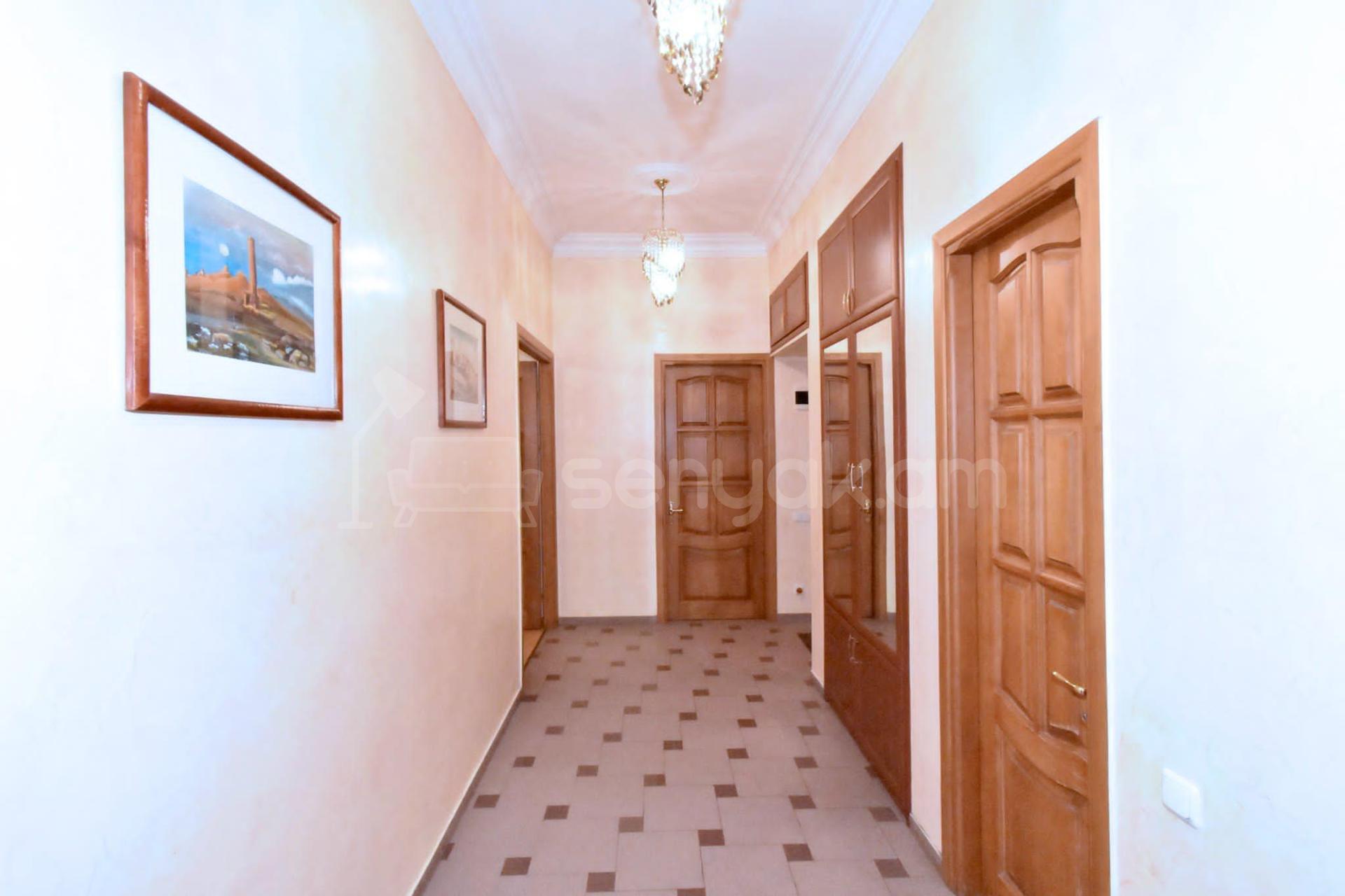 3 Սենյականոց Բնակարան Քարե Շենքում, 82քմ, 4/5 հարկ, Կապիտալ Վերանորոգված, Կահավորված