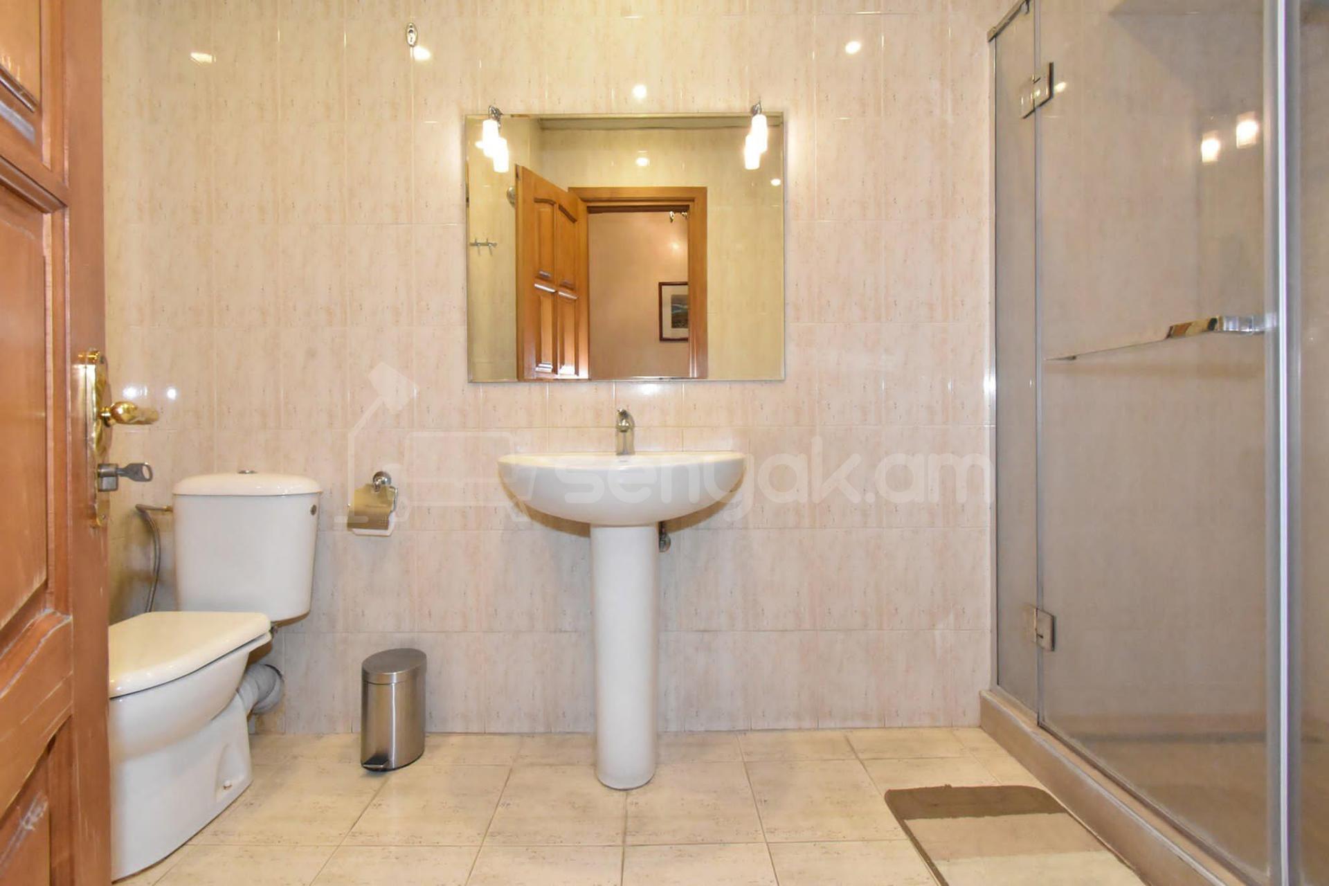 3 Սենյականոց Բնակարան Քարե Շենքում, 82քմ, 4/5 հարկ, Կապիտալ Վերանորոգված, Կահավորված