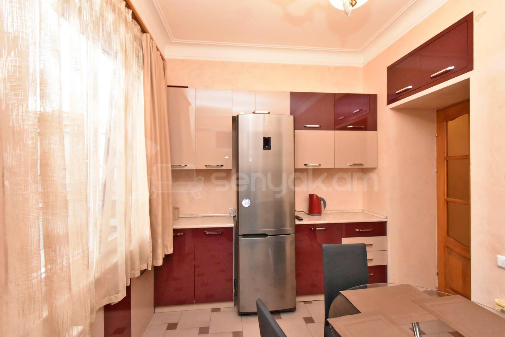 3 Սենյականոց Բնակարան Քարե Շենքում, 82քմ, 4/5 հարկ, Կապիտալ Վերանորոգված, Կահավորված