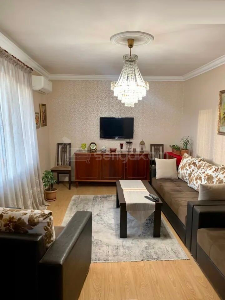 3 Սենյականոց Բնակարան Քարե Շենքում, 72քմ, 5/5 հարկ, Կապիտալ Վերանորոգված