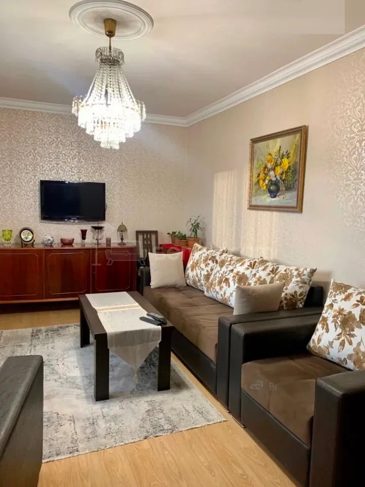 3 Սենյականոց Բնակարան Քարե Շենքում, 72քմ, 5/5 հարկ, Կապիտալ Վերանորոգված