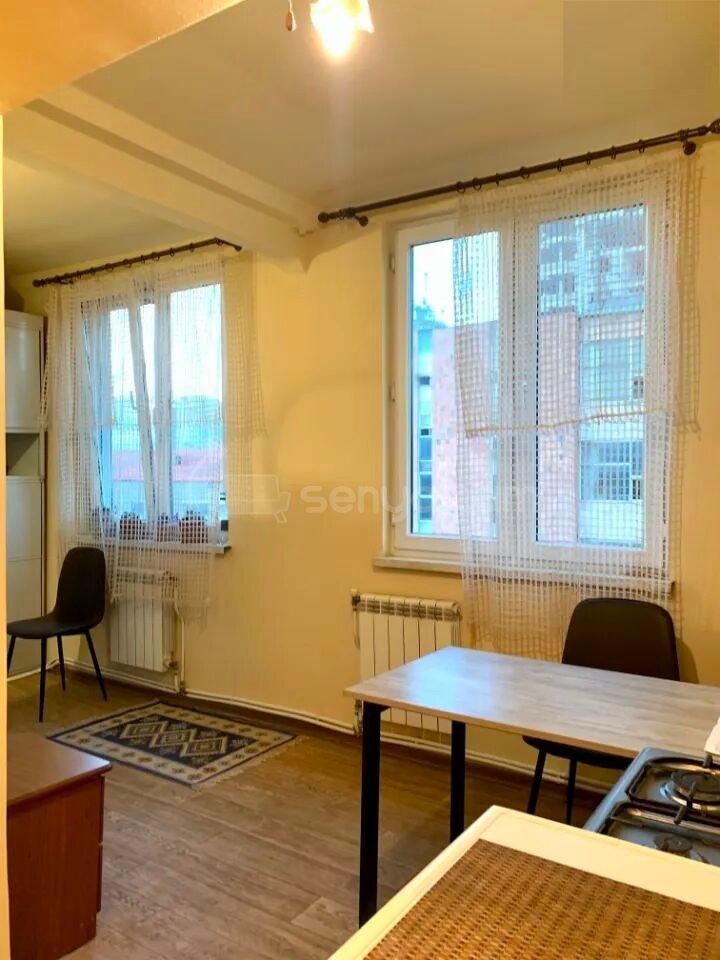 3 Սենյականոց Բնակարան Քարե Շենքում, 72քմ, 5/5 հարկ, Կապիտալ Վերանորոգված