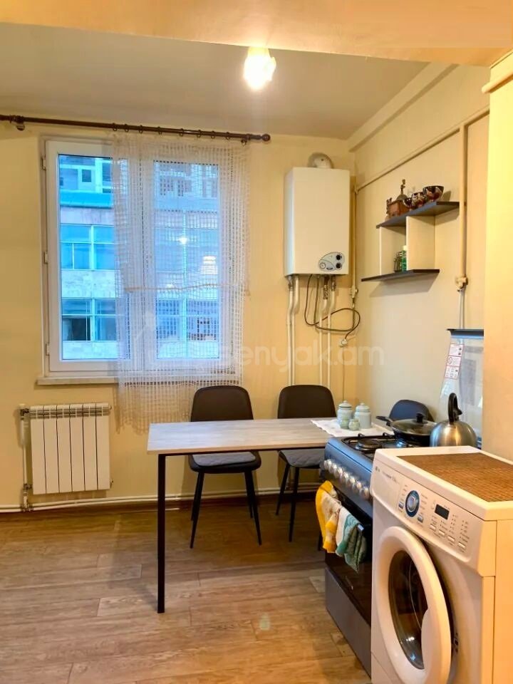 3 Սենյականոց Բնակարան Քարե Շենքում, 72քմ, 5/5 հարկ, Կապիտալ Վերանորոգված