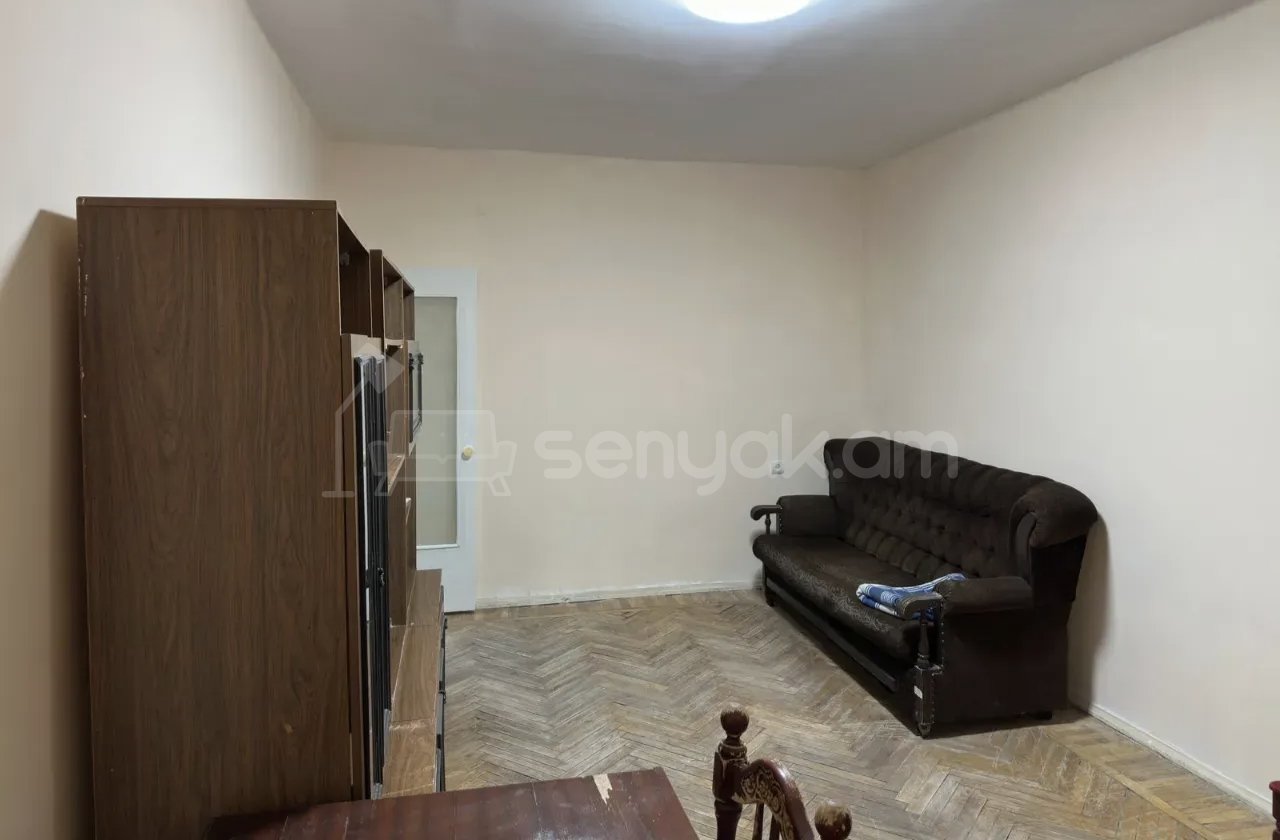 1 Սենյականոց Բնակարան Քարե Շենքում, 42քմ, 2/5 հարկ, Նորմալ Վիճակում, Կահավորված