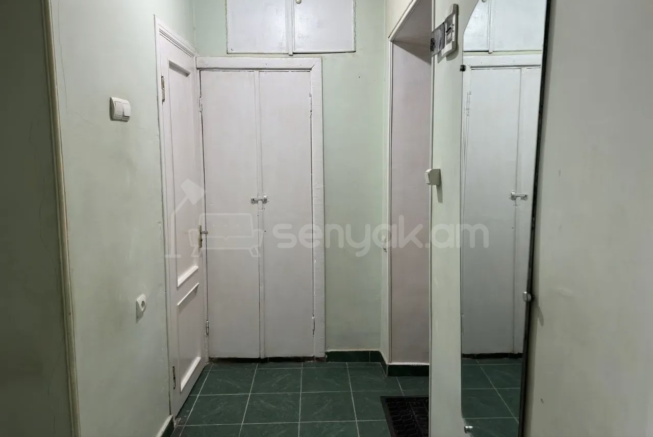 1 Սենյականոց Բնակարան Քարե Շենքում, 42քմ, 2/5 հարկ, Նորմալ Վիճակում, Կահավորված