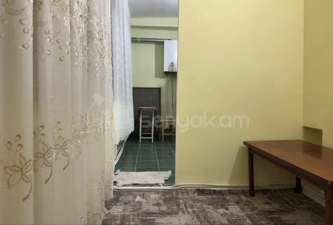 1 Սենյականոց Բնակարան Քարե Շենքում, 42քմ, 2/5 հարկ, Նորմալ Վիճակում, Կահավորված