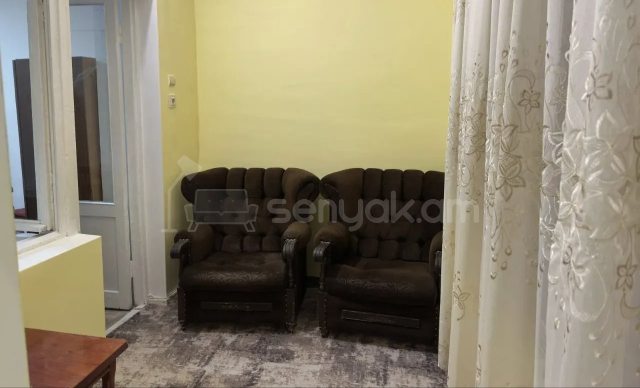 1 Սենյականոց Բնակարան Քարե Շենքում, 42քմ, 2/5 հարկ, Նորմալ Վիճակում, Կահավորված