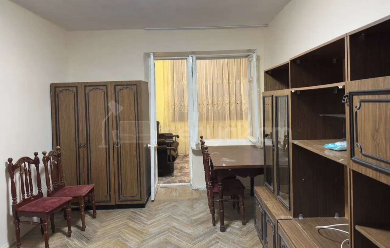 1 Սենյականոց Բնակարան Քարե Շենքում, 42քմ, 2/5 հարկ, Նորմալ Վիճակում, Կահավորված