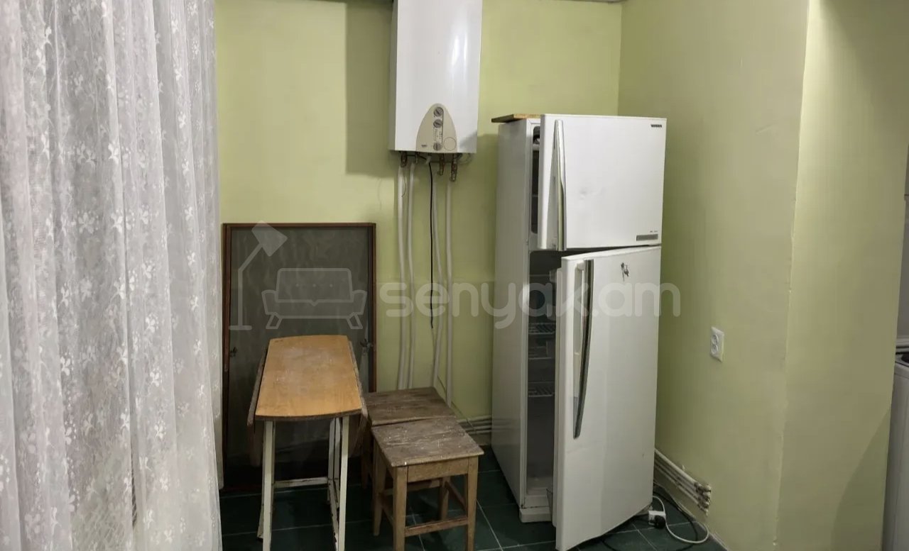 1 Սենյականոց Բնակարան Քարե Շենքում, 42քմ, 2/5 հարկ, Նորմալ Վիճակում, Կահավորված