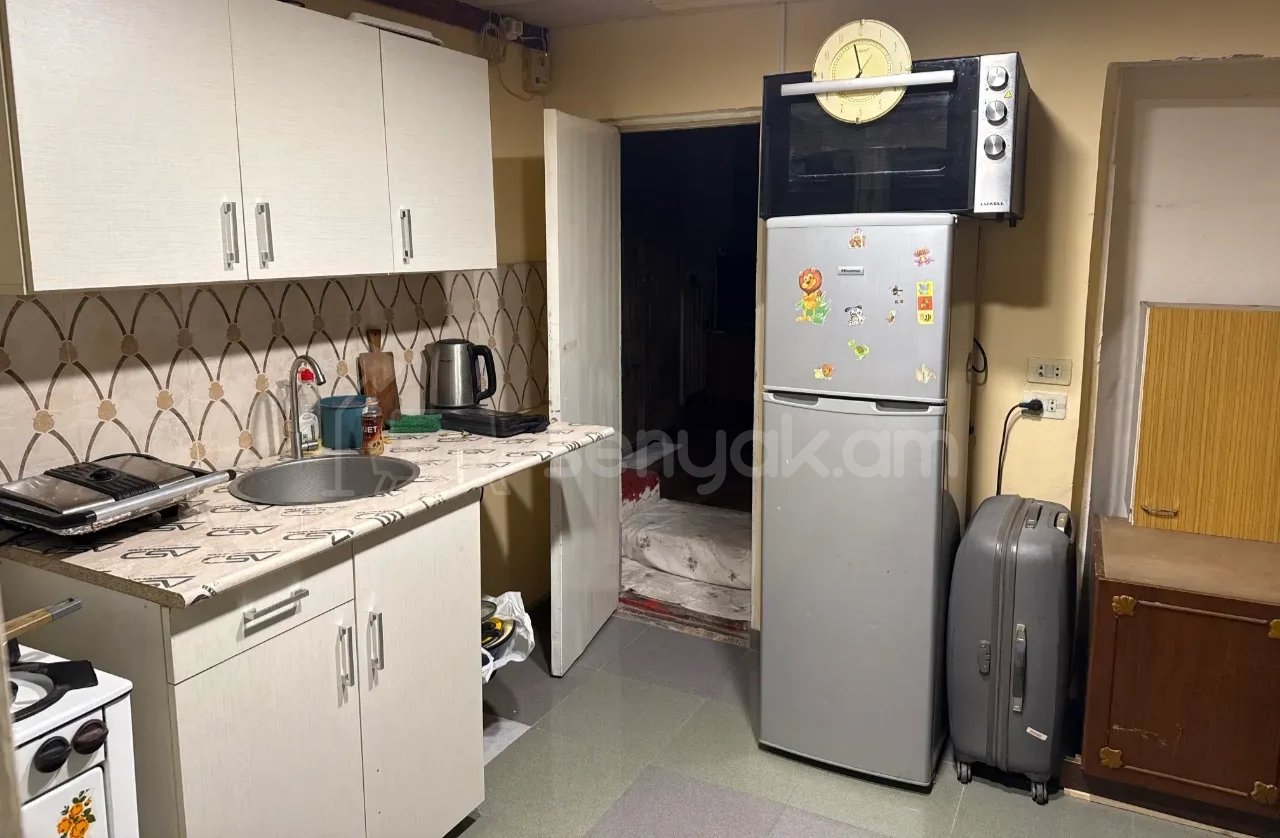 1 Սենյականոց Բնակարան Քարե Շենքում, 42քմ, 2/5 հարկ, Նորմալ Վիճակում, Կահավորված