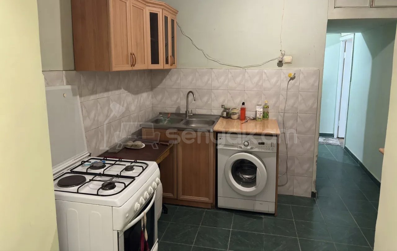 1 Սենյականոց Բնակարան Քարե Շենքում, 42քմ, 2/5 հարկ, Նորմալ Վիճակում, Կահավորված