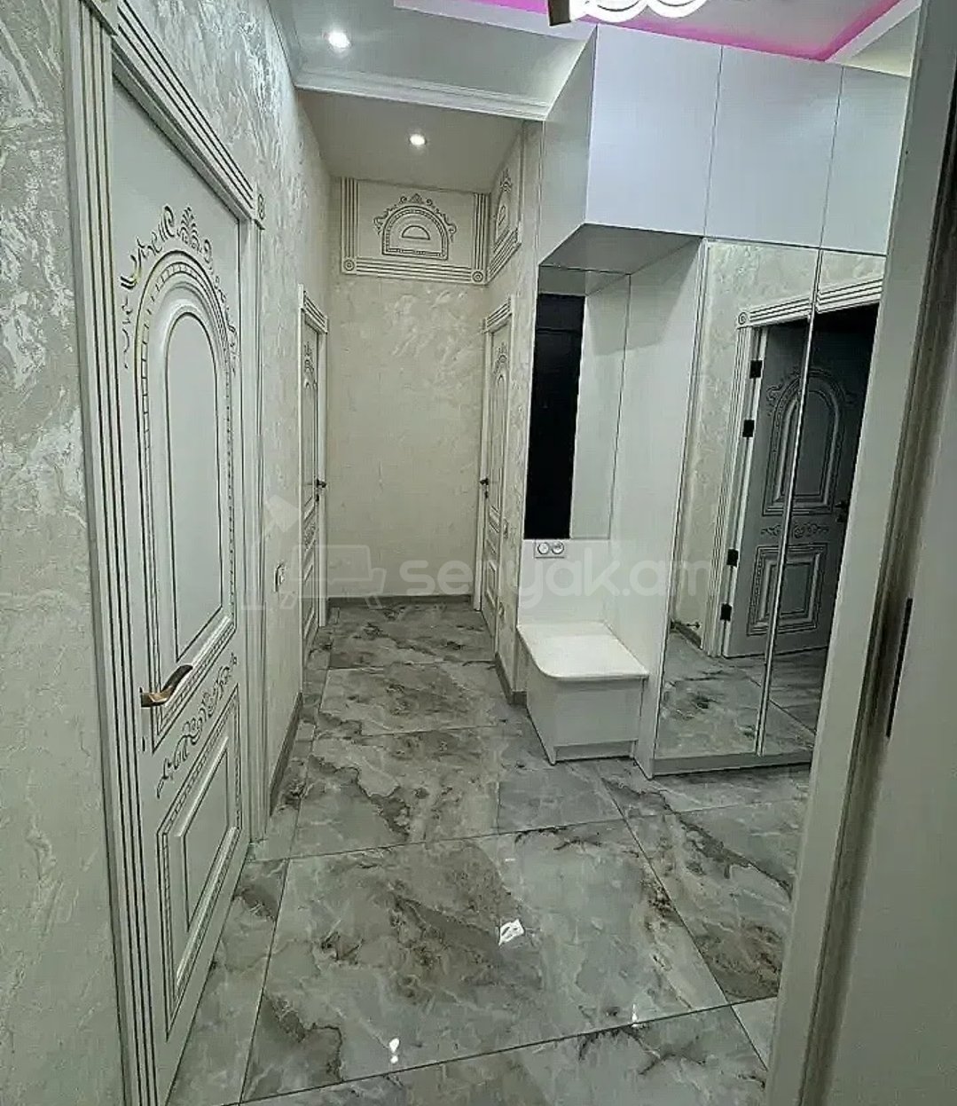 4 Սենյականոց Բնակարան Քարե Շենքում, 90քմ, 2/5 հարկ, Դիզայներական Վերանորոգված, Կահավորված, Արևկող