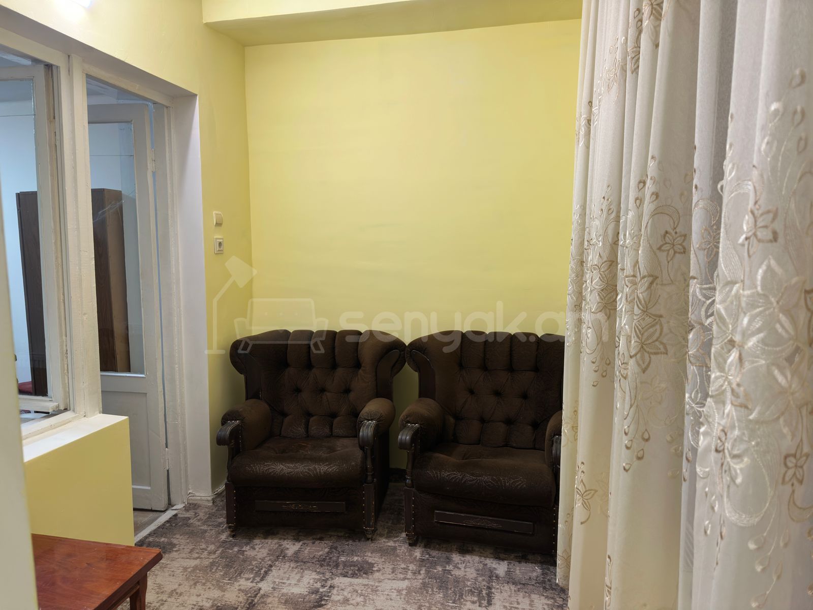 2 Սենյականոց Բնակարան Քարե Շենքում, 50քմ, 5/5 հարկ, Նորմալ Վիճակում, Կահավորված