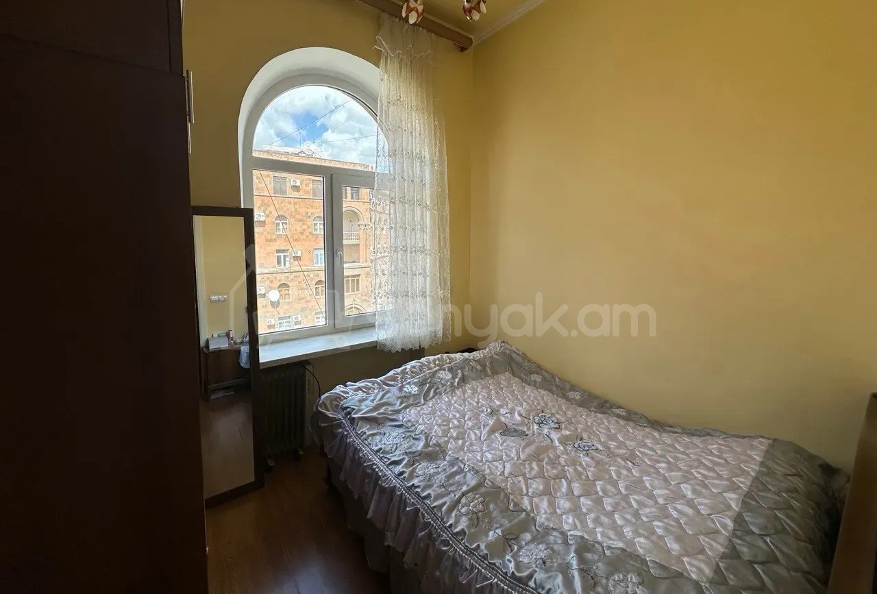 2 Սենյականոց Բնակարան Քարե Շենքում, 36քմ, 5/5 հարկ, Կապիտալ Վերանորոգված
