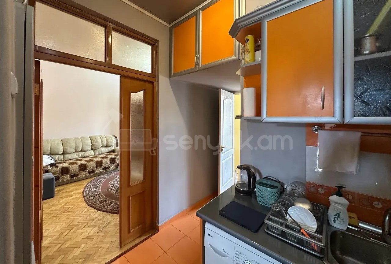 2 Սենյականոց Բնակարան Քարե Շենքում, 36քմ, 5/5 հարկ, Կապիտալ Վերանորոգված