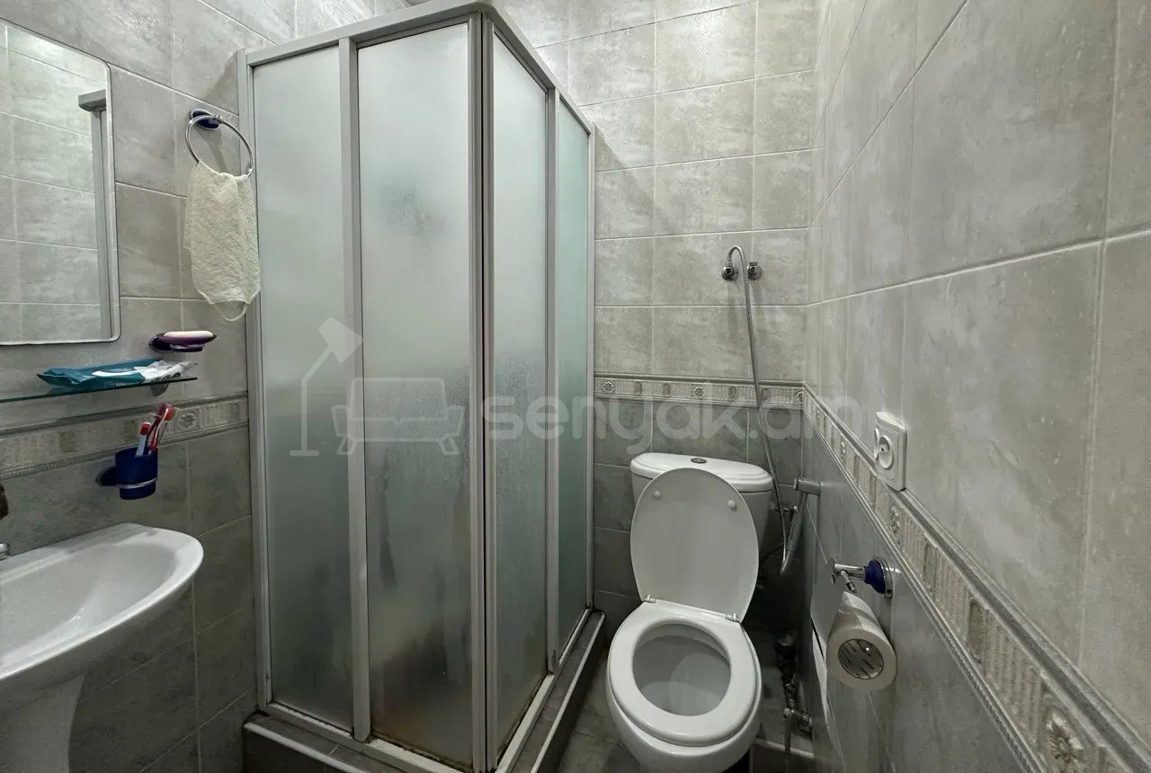 2 Սենյականոց Բնակարան Քարե Շենքում, 36քմ, 5/5 հարկ, Կապիտալ Վերանորոգված
