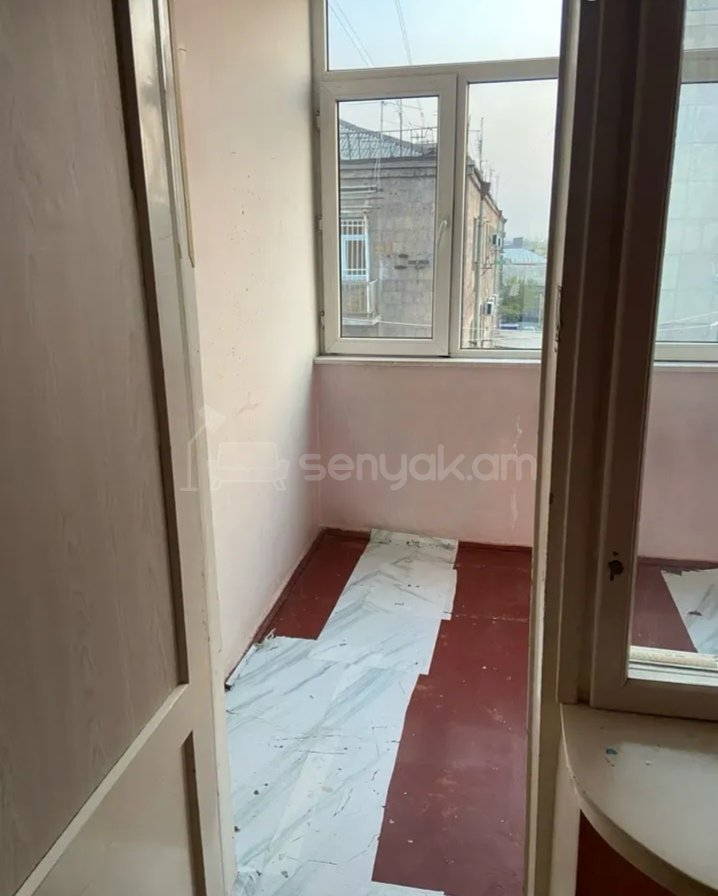 3 Սենյականոց Բնակարան Քարե Շենքում, 60քմ, 4/5 հարկ, Նորմալ Վիճակում