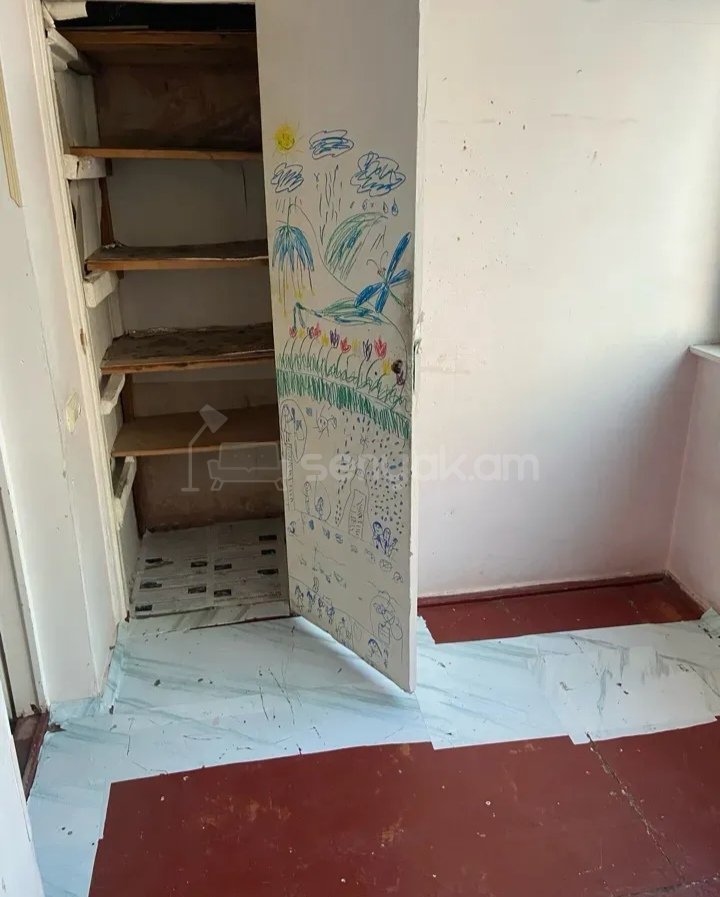 3 Սենյականոց Բնակարան Քարե Շենքում, 60քմ, 4/5 հարկ, Նորմալ Վիճակում