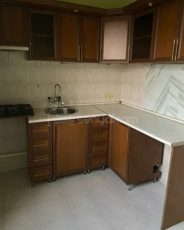 3 Սենյականոց Բնակարան Քարե Շենքում, 60քմ, 4/5 հարկ, Նորմալ Վիճակում