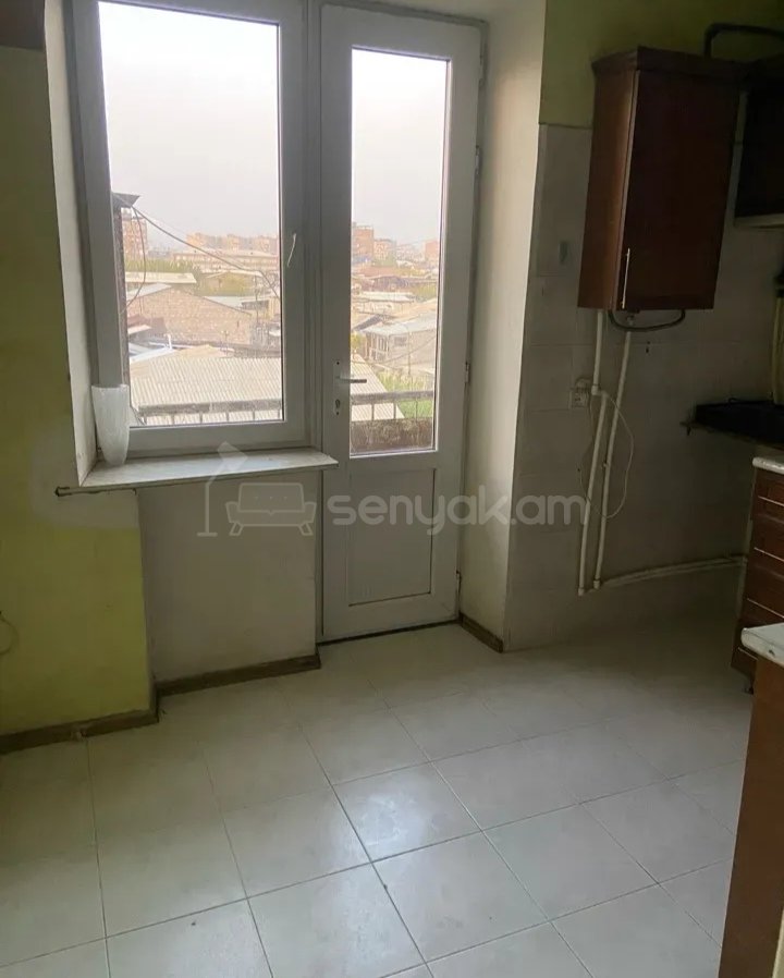 3 Սենյականոց Բնակարան Քարե Շենքում, 60քմ, 4/5 հարկ, Նորմալ Վիճակում