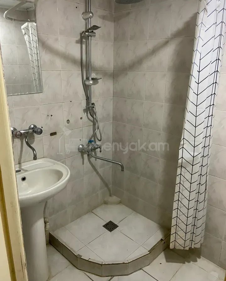 3 Սենյականոց Բնակարան Քարե Շենքում, 60քմ, 4/5 հարկ, Նորմալ Վիճակում