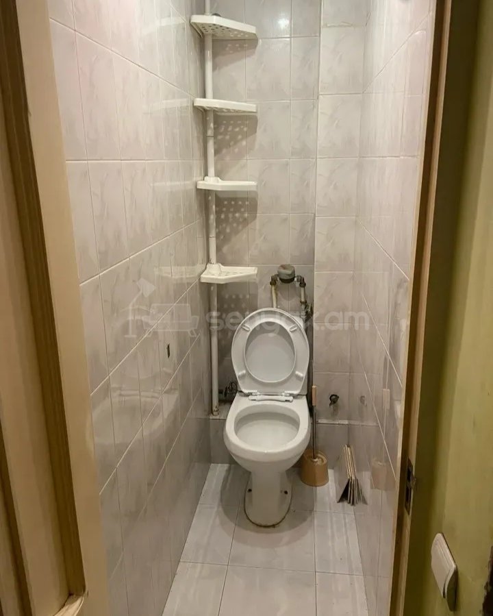 3 Սենյականոց Բնակարան Քարե Շենքում, 60քմ, 4/5 հարկ, Նորմալ Վիճակում