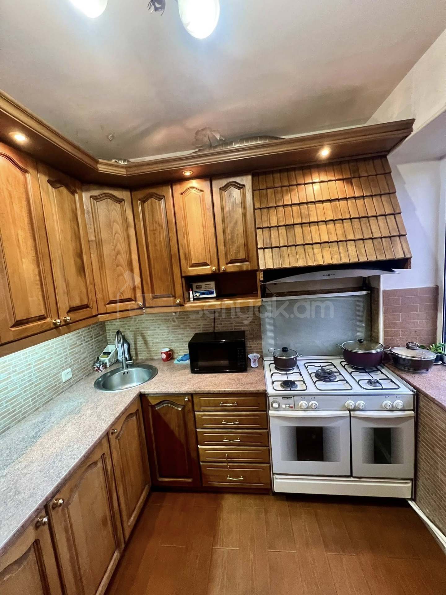 4 Սենյականոց Բնակարան Քարե Շենքում, 110քմ, 3/5 հարկ, Կապիտալ Վերանորոգված