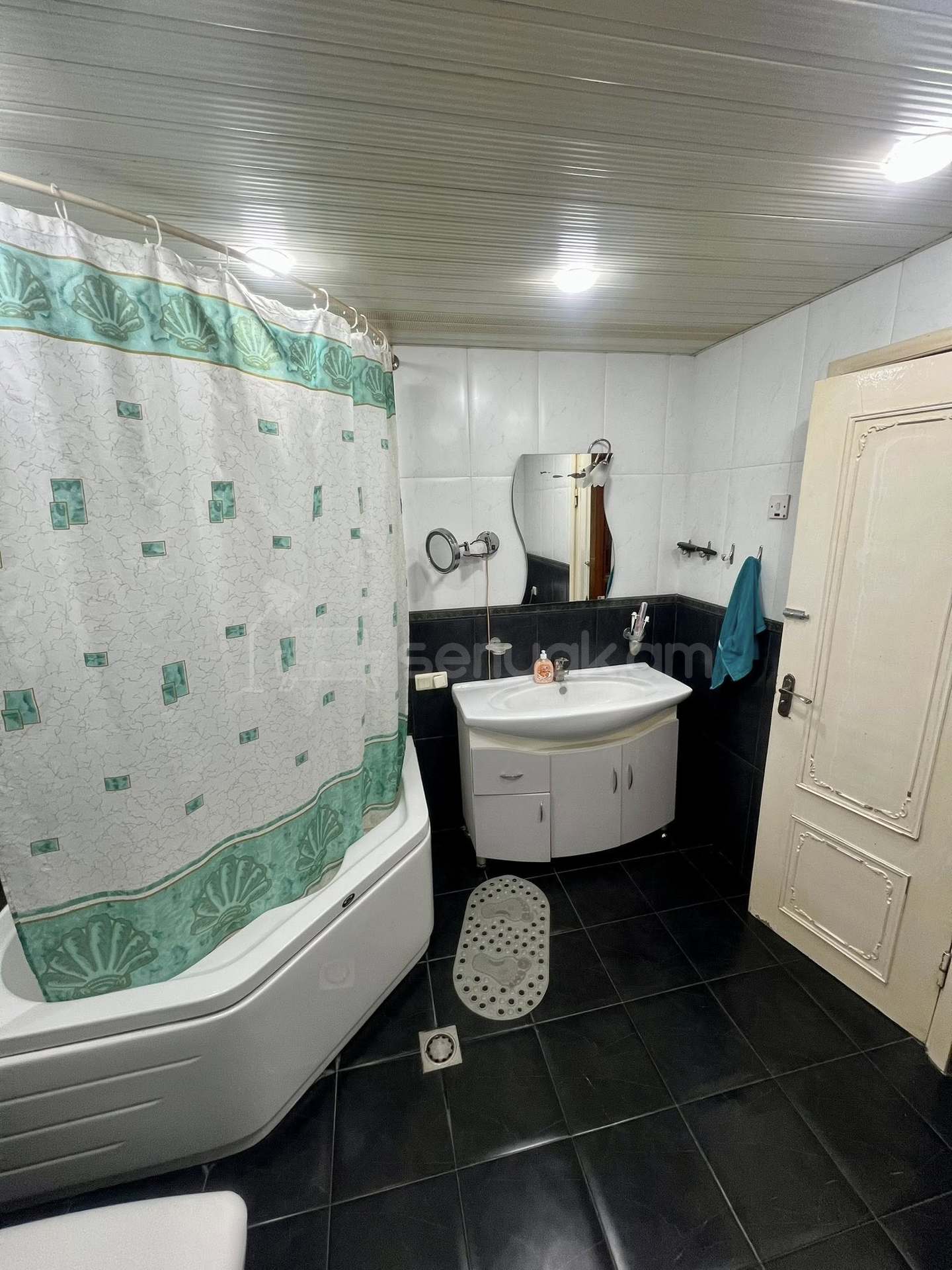 4 Սենյականոց Բնակարան Քարե Շենքում, 110քմ, 3/5 հարկ, Կապիտալ Վերանորոգված