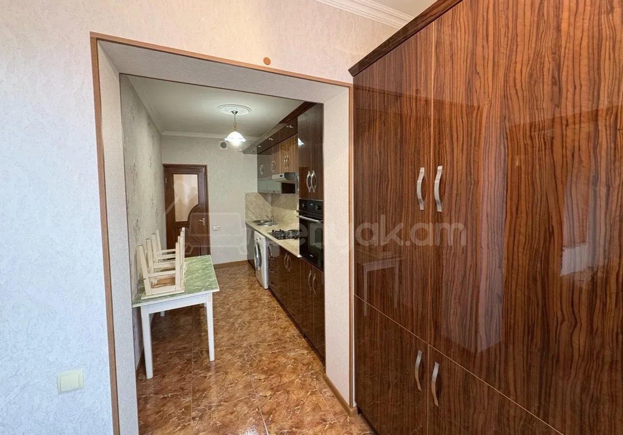 3 Սենյականոց Բնակարան, 90քմ, 3/9 հարկ, Նորմալ Վիճակում, Կահավորված