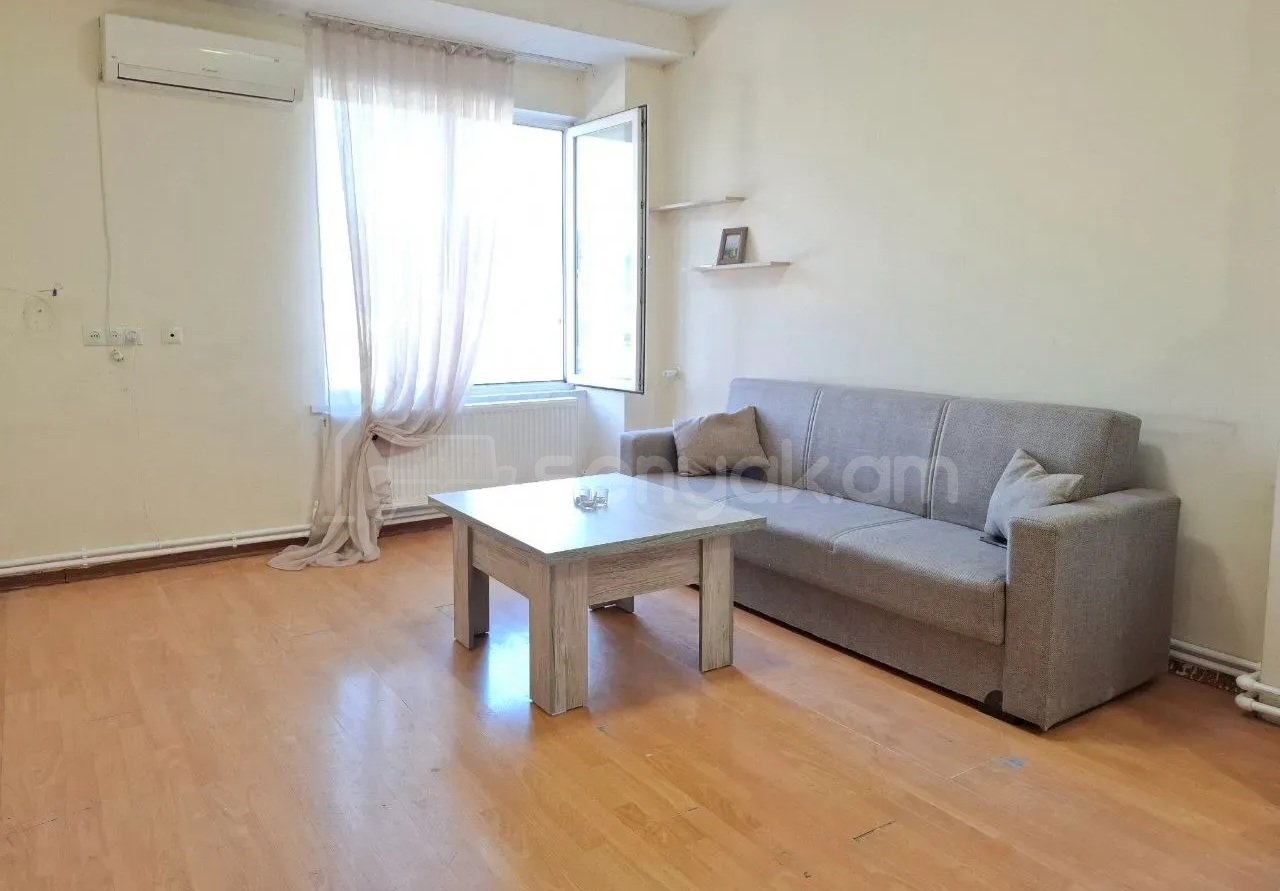 2 Սենյականոց Բնակարան Քարե Շենքում, 42քմ, 10/10 հարկ, Դիզայներական Վերանորոգված, Կահավորված