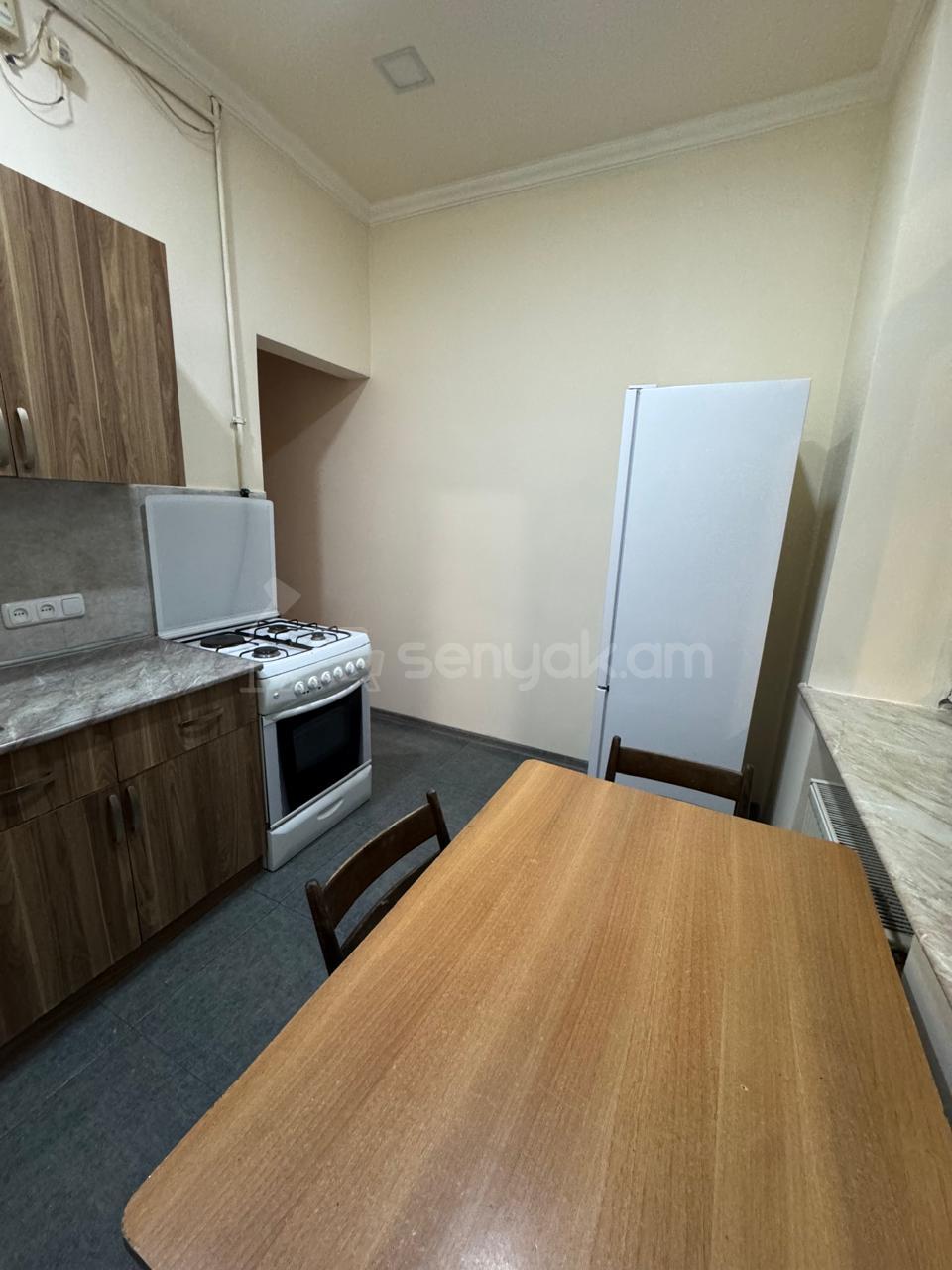 2 Սենյականոց Բնակարան Քարե Շենքում, 70քմ, 2/4 հարկ, Կապիտալ Վերանորոգված, Կահավորված