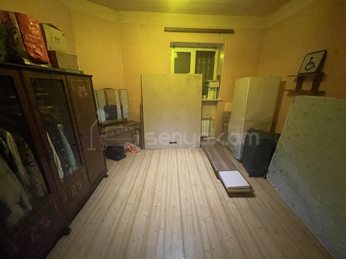 4 Սենյականոց Բնակարան Քարե Շենքում, 166քմ, 1/2 հարկ, Նորմալ Վիճակում