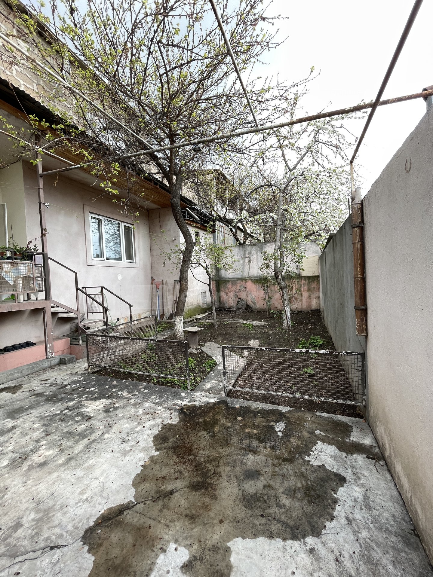 4 Սենյականոց Բնակարան Քարե Շենքում, 166քմ, 1/2 հարկ, Նորմալ Վիճակում