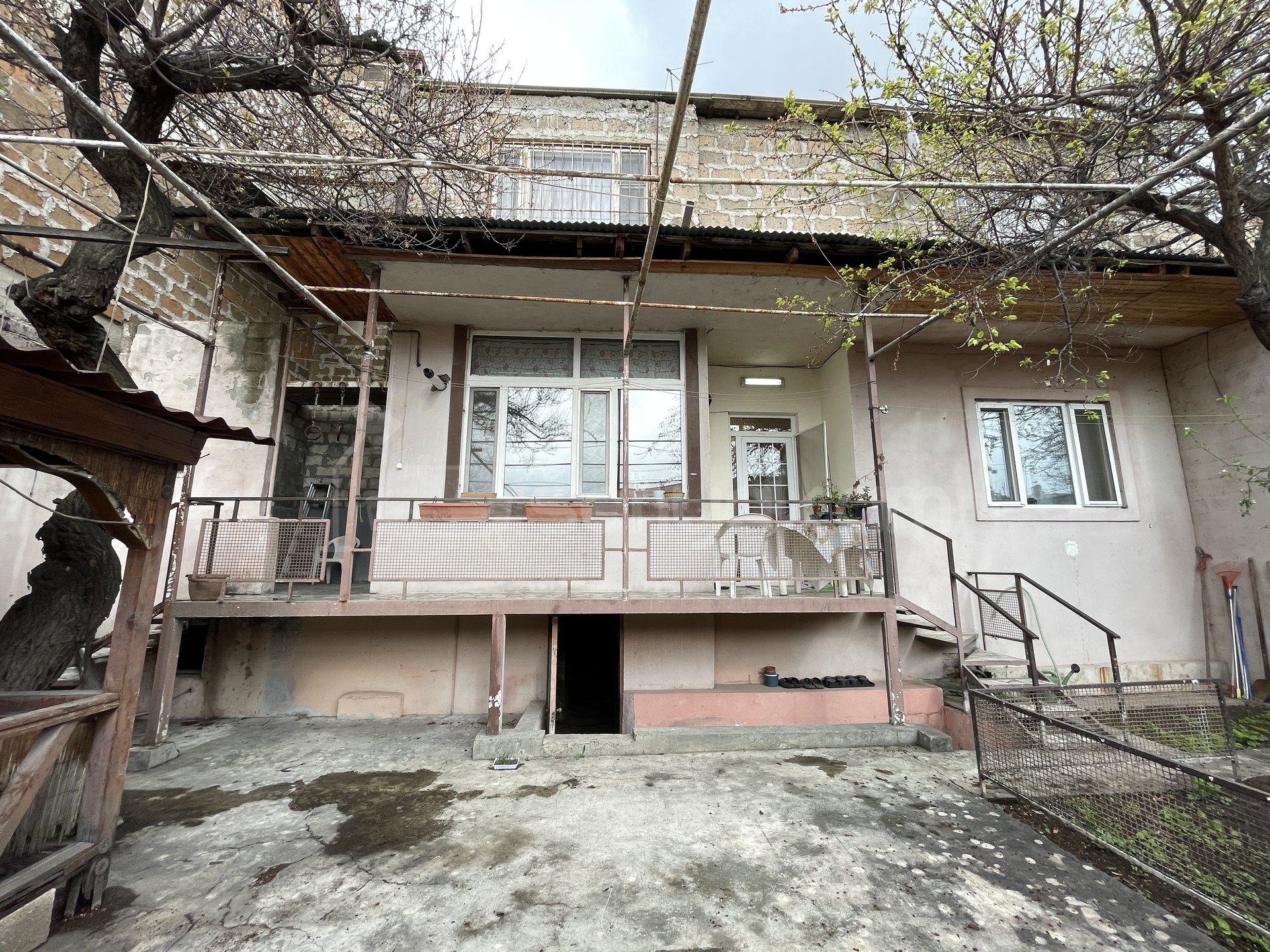4 Սենյականոց Բնակարան Քարե Շենքում, 166քմ, 1/2 հարկ, Նորմալ Վիճակում