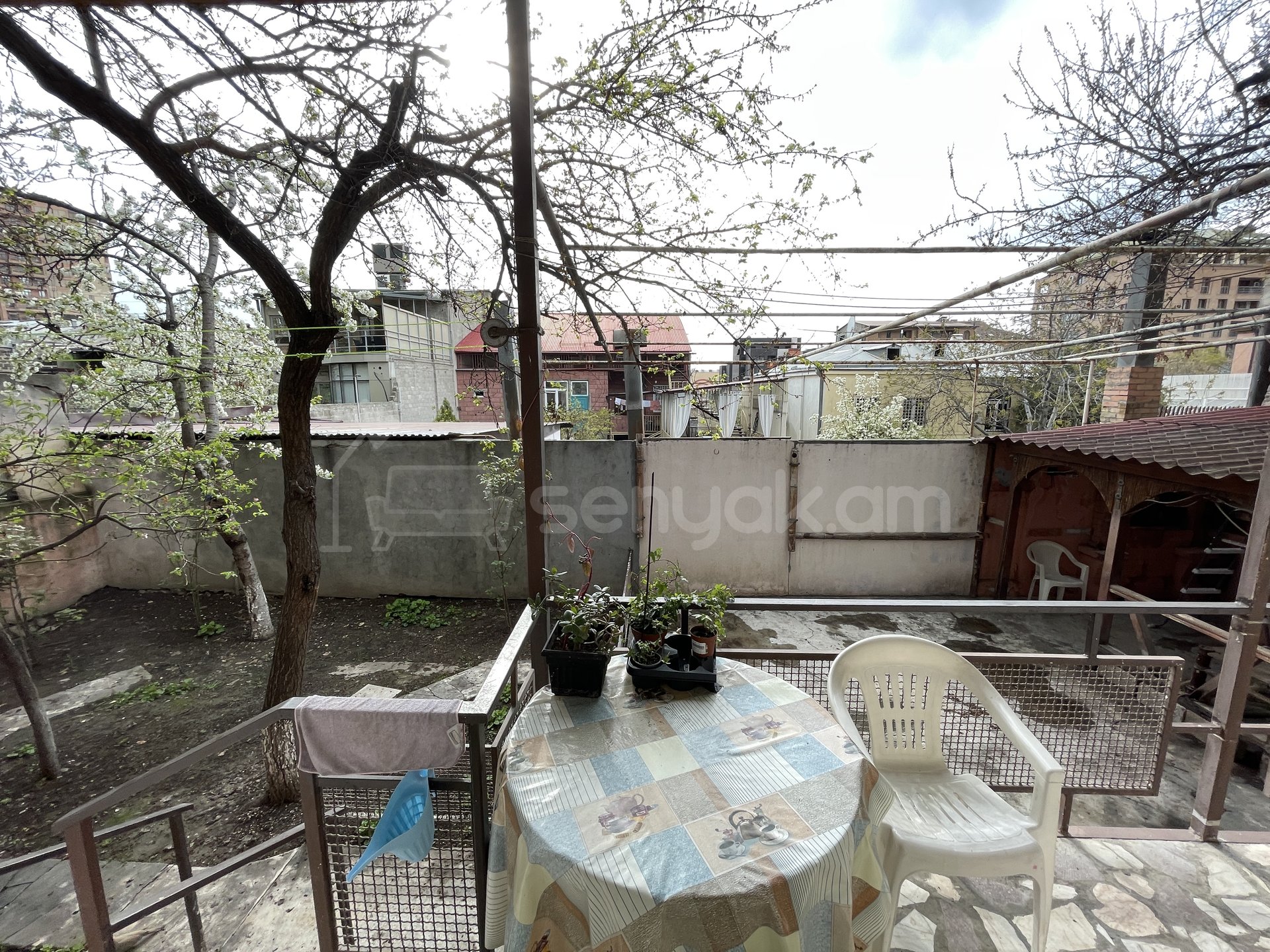 4 Սենյականոց Բնակարան Քարե Շենքում, 166քմ, 1/2 հարկ, Նորմալ Վիճակում
