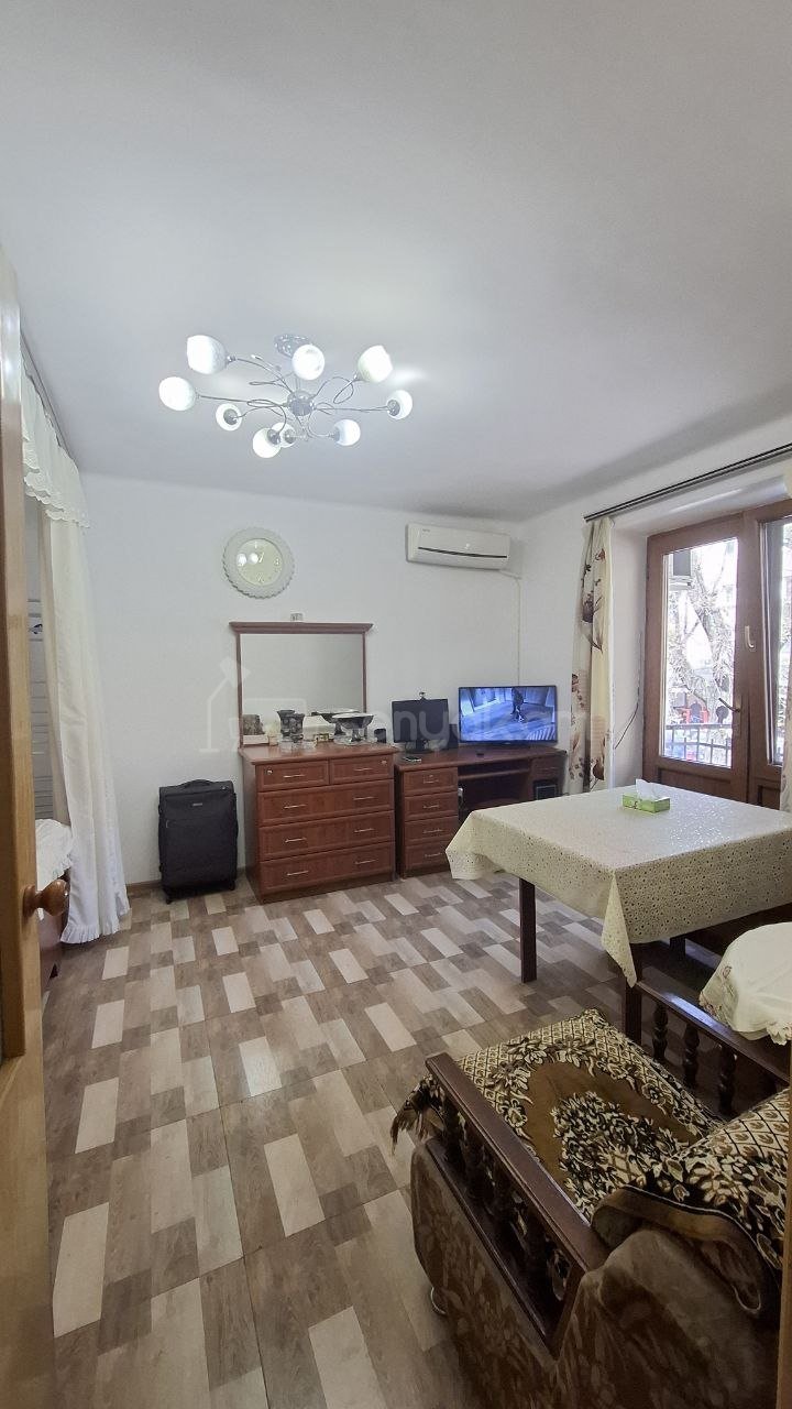 1 Սենյականոց Բնակարան Քարե Շենքում, 40քմ, 2/5 հարկ, Կապիտալ Վերանորոգված, Կահավորված